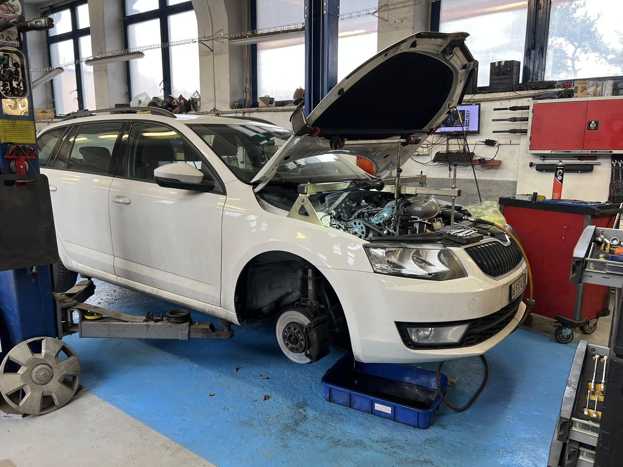 Mechanik při práci na vozidle